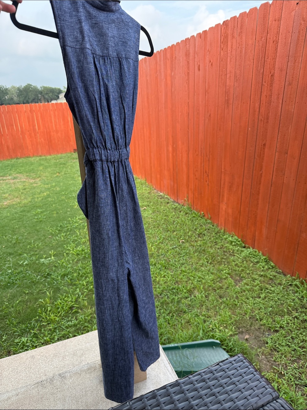 Banana Republic
Chambray Blue Linen
Denim Tie Waist
Jumpsuit Sleeveless size 0 - Picture 6 of 7